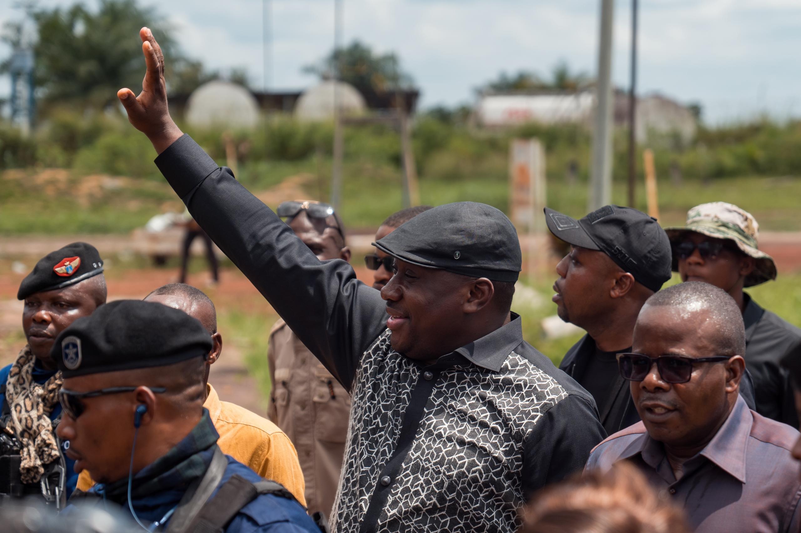 Mbandaka : arrivée de Maître Guy Loando Mboyo, Autorité de Référence et Ministre d’État en charge des Relations avec le Parlement, pour la 20ᵉ Conférence des Bâtonniers sous un accueil populaire remarquable